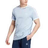 Remera celeste de corte clásico con cuello redondo y mangas cortas. Presenta las tres rayas blancas características de Adidas en los hombros y el logo bordado en el pecho.