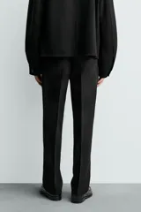 Pantalón de corte regular fit confeccionado en lana de origen italiano. Presenta bolsillos laterales, bolsillo cerillero frontal, bolsillos traseros de vivo y cierre frontal con cremallera y botón.