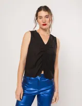 Musculosa blanca de lino con escote en V y detalle drapeado en el centro.