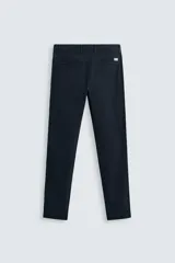 Pantalón chino de corte ajustado, color beige, con bolsillos laterales y bolsillos traseros de vivo. Cuenta con cierre frontal de cremallera y botón.