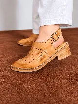 Zapatos de cuero color tostado con diseño calado en el empeine, talón abierto, pulsera regulable con hebilla lateral y taco bajo efecto madera.