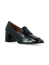 Mocasín de tacón cuadrado medio, confeccionado en cuero charol negro con acabado brillante y diseño de antifaz clásico en el empeine.
