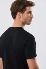 Remera básica azul marino de manga corta, con escote en V, calce cómodo y detalle de logo bordado en el pecho.