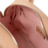 Cartera de mano estilo bowling color nude, confeccionada en símil cuero con herrajes plateados. Cuenta con doble asa fija, correa larga regulable y extraíble, y cierre principal superior. Presenta un aplique metálico con el logo de la marca en la parte frontal.