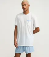 Pijama corto masculino confeccionado en mezcla de algodón, viscosa y elastano. Incluye una remera de manga corta, cuello redondo y bolsillo frontal con detalle listrado, combinada con un short de rayas finas y cintura elástica.
