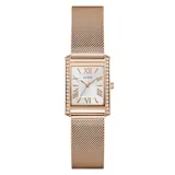 Reloj analógico Guess modelo Bonnet con caja rectangular de acero inoxidable en tono oro rosa. Presenta una esfera blanca con números romanos y detalles de cristales engastados en los laterales de la caja. Incluye una correa de malla metálica ajustable en tono oro rosa.
