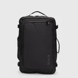 Mochila de viaje color negro, con diseño rectangular y estructura funcional. Cuenta con múltiples compartimentos con cierre, correas laterales de ajuste y asa superior para transporte manual. Incluye el logo de la marca estampado en la parte inferior frontal.