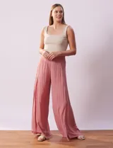 Pantalón palazzo color rosa, de gasa bambula, con pretina ancha elastizada en la espalda y tajos frontales.