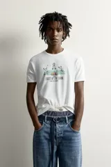 Camiseta regular fit blanca de algodón, de cuello redondo y manga corta, con estampado frontal de la colección Fruit of the Loom x Zara con temática de tenis.