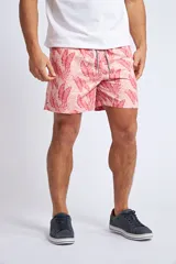 Short de baño con estampado tropical de piñas y hojas en tonos azules sobre fondo rosado. Cuenta con cintura elástica con cordón ajustable, bolsillos laterales, un bolsillo trasero y suspensor interno.