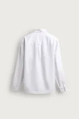 Camisa de manga larga regular fit en color marrón oscuro, confeccionada en tejido de algodón. Presenta cuello abotonado, bolsillo de parche en el pecho y cierre frontal con botones en contraste.