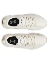 Championes Under Armour Street Mirage color beige, con parte superior de malla transpirable y superposiciones de gamuza. Cuenta con entresuela de EVA acolchada, suela exterior de goma con tracción y una etiqueta pequeña con el logo de la marca en el lateral.