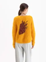 Sweater de tejido de punto con textura peluda, color verde azulado, de corte recto y escote bote.