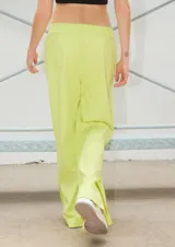 Pantalón de corte semi oxford confeccionado en poplín de algodón, con cintura elastizada ancha, tiro medio, bolsillos delanteros y tajos en los laterales externos.