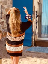 Vestido corto tejido en hilado de algodón con rayas horizontales en negro, tostado y blanco.