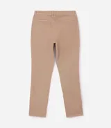 Pantalón slim de sarga lavada para hombre, de corte ajustado y color beige, con bolsillos laterales y traseros, trabillas para cinturón y cierre frontal con botón y cremallera.
