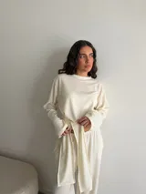 Conjunto de dos piezas de viscosa y poliéster color gris melange, compuesto por un buzo de manga larga y un pantalón largo de corte recto con lazo ajustable en la cintura.