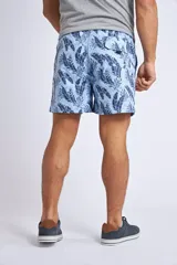 Short de baño con estampado tropical de piñas y hojas en tonos azules sobre fondo rosado. Cuenta con cintura elástica con cordón ajustable, bolsillos laterales, un bolsillo trasero y suspensor interno.