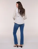 Chaleco acolchado de diseño entallado color beige, con matelaseado en patrón de rombos en frente y espalda, cuello alto estructurado y cierre frontal completo con cremallera metálica y ribete a contraste.