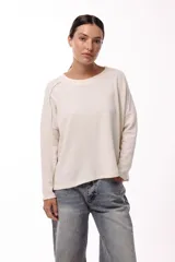 Remera de silueta relajada, confeccionada en tejido de punto, con cuello redondo, mangas largas y un bolsillo aplicado en el frente.