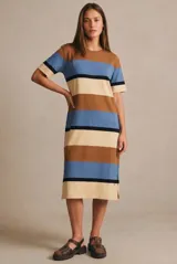 Vestido midi de punto con diseño de rayas horizontales en tonos marrón, azul y beige. Presenta cuello redondo, mangas cortas y un corte recto con aberturas laterales en el ruedo.