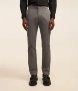 Pantalón slim color tostado, confeccionado en sarga, con cierre de botón y cremallera, y bolsillos tipo cuchillo.