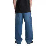 Pantalón tipo carpintero de corte holgado, confeccionado en denim azul con costuras reforzadas, bolsillos traseros amplios y bolsillo lateral utilitario.