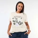 Camiseta de manga corta color beige con estampado botánico y la inscripción "Vintage Botanical" en el frente.