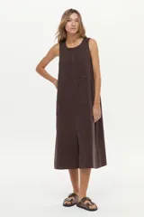Vestido midi de corte recto y color marrón camel, con cuello redondo, sin mangas y costuras pespuntadas visibles con diseño geométrico en el frente.