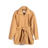 Campera color camel de poliéster, con fit regular, acceso con cierre y dos bolsillos exteriores abiertos.