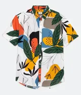 Camisa de manga corta con estampado de follaje multicolor. Fabricada con una mezcla de lino y algodón.