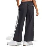 Pantalón deportivo ancho Adidas Essentials de color negro, con cintura elástica con cordón ajustable, bolsillos laterales y las clásicas tres franjas blancas a lo largo de los laterales. Incluye el logo de la marca bordado en la pierna izquierda.