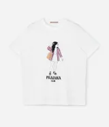 Remera blanca de algodón con estampa de una figura femenina con un blazer a rayas y un bolso de mimbre.