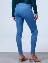 Jegging azul con pretina elastizada, bolsillos delanteros simulados y bolsillos traseros aplicados.