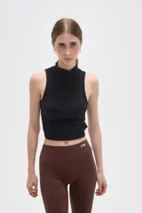 Top sin mangas de cuello alto, confeccionado en tejido de punto acanalado, con ajuste al cuerpo.