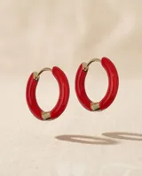 Aros tipo argolla pequeña de acero dorado con esmaltado en color rojo.