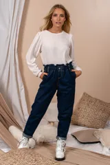 Pantalón de jean azul oscuro, de corte holgado con cintura alta fruncida y bolsillos laterales.