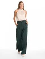 Pantalón palazzo de satén color verde oscuro, con tiro alto, pretina delantera con pasadores, cierre y botón, y pretina trasera elastizada. Cuenta con bolsillos verticales delanteros y corte amplio.