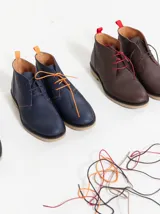 Botas de cuero azul marino con cordones y suela de goma en tono tostado.