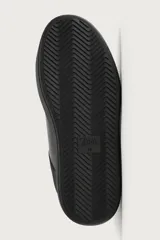 Zapatilla deportiva monocolor de diseño minimalista, con cordones y suela de plataforma con volumen.