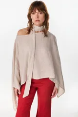 Blusa de lino italiano color negro, con diseño asimétrico de hombro descubierto y cuello tipo choker integrado, de manga larga amplia.