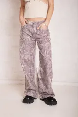 Pantalón de jean de corte ultra baggy y holgado, con pierna ancha, tiro bajo y estampado de efecto cocodrilo.