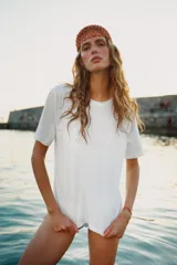 Remera blanca de manga corta y cuello redondo, de corte regular fit, con delicados detalles de bordados tonales en el frente.