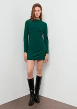 Vestido corto verde oscuro con cuello barco, manga larga y diseño entallado con fruncidos laterales.