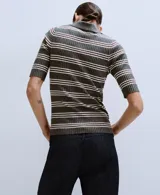 Chaleco de punto de corte entallado, con cuello polo y cierre frontal con botones. Presenta diseño de rayas horizontales en tonos verde militar, blanco y bordó.