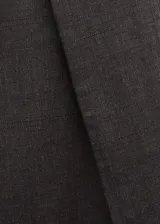 Pantalón de vestir marrón de tiro medio y corte recto, confeccionado en mezcla de algodón y poliéster. Presenta trabillas, cierre con hebilla y un diseño superpuesto en la cintura que aporta un detalle único y sofisticado.