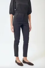 Pantalón de corte recto y tiro medio, confeccionado en una mezcla de poliéster y algodón. Presenta un diseño clásico con cierre frontal y bolsillos laterales, ideal para un look formal o de oficina.