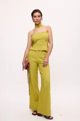 Conjunto de top strapless y falda midi con volados, color fucsia, con textura plisada y bufanda al cuello.