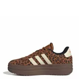 Championes urbanos Adidas modelo VL Court Bold con diseño de plataforma. Presentan un estampado animal print en tonos marrones, las icónicas tres bandas laterales en color crema y suela de goma marrón. Incluyen detalles en naranja en la lengüeta.
