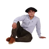 Pantalón de pana color bordó, de corte recto, con bolsillos laterales y traseros.